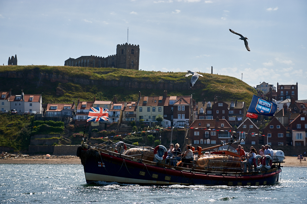 whitby, captain cook, harbour, yorkshire, whitby abbey, town, northern england, nordengland, uk, großbritanien, urlaub, travel, holiday, summer, boat, trip, sea, meer, coast, fishing, fishermen, 