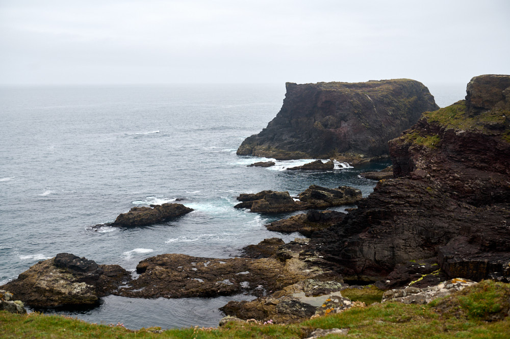 Walking along the cliffs from the Eshaness lighthousee to the Eshaness broch.