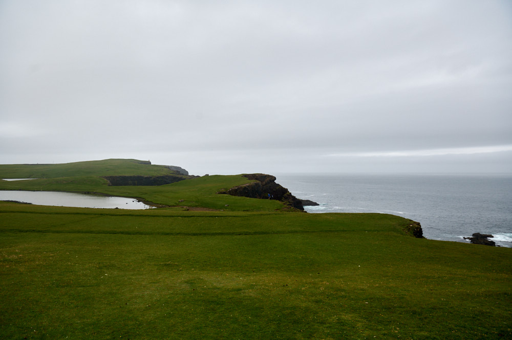 Walking along the cliffs from the Eshaness lighthousee to the Eshaness broch.