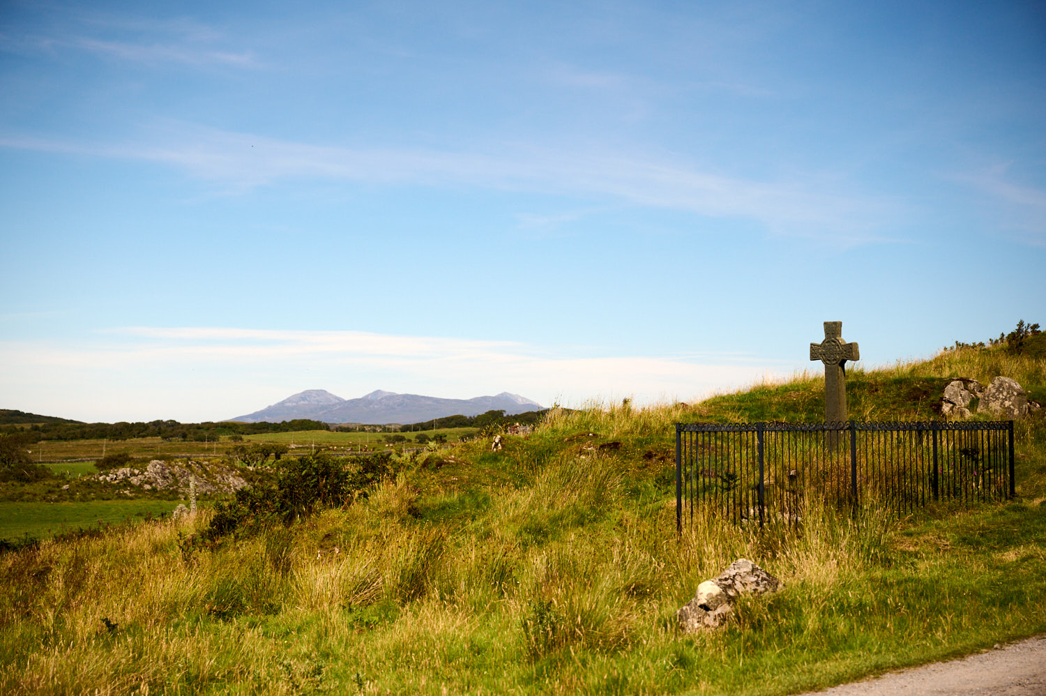 Visiting the remains of Kildalton chapel and the Kildalton cross in Islay.