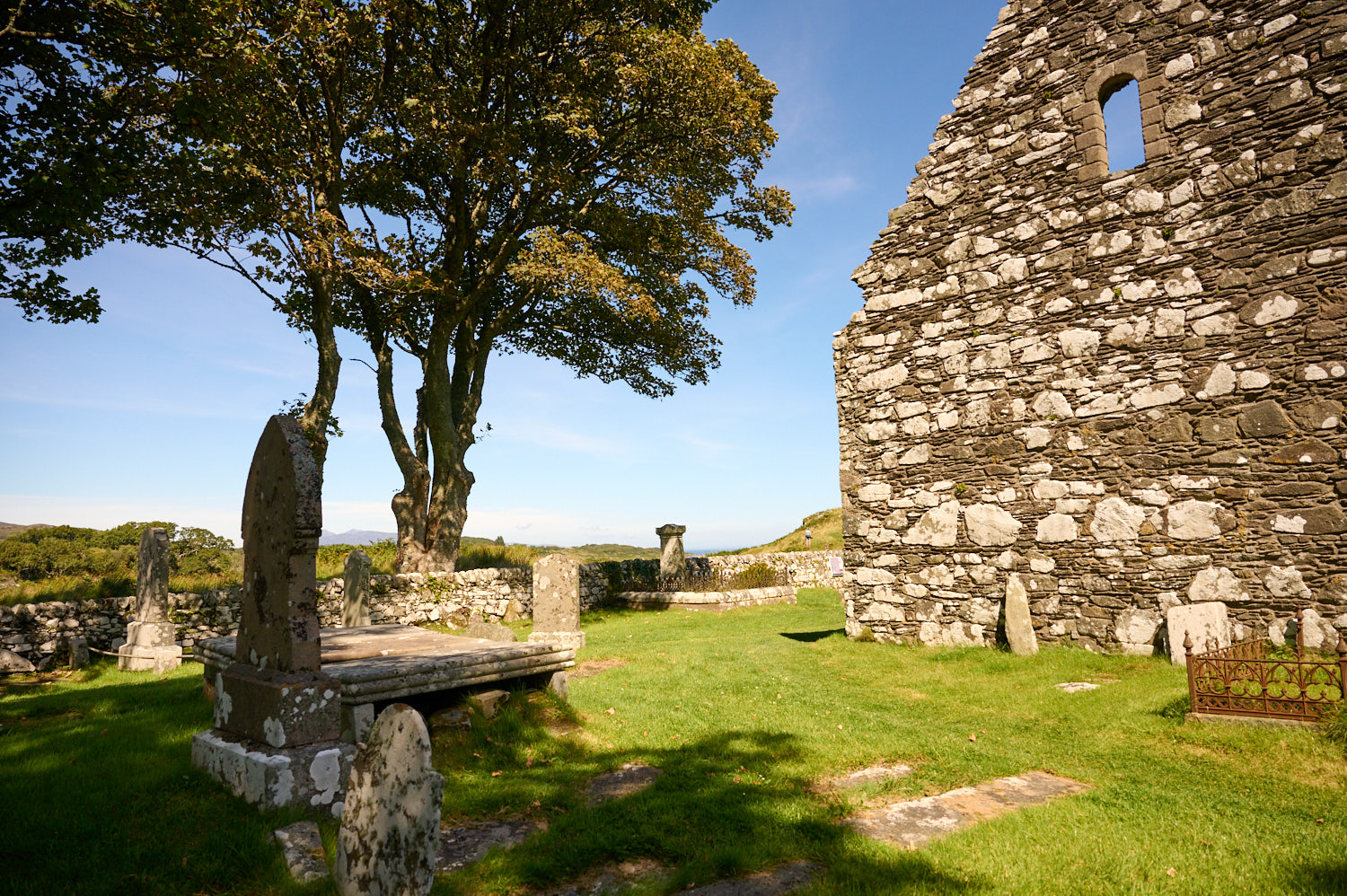 Visiting the remains of Kildalton chapel and the Kildalton cross in Islay.